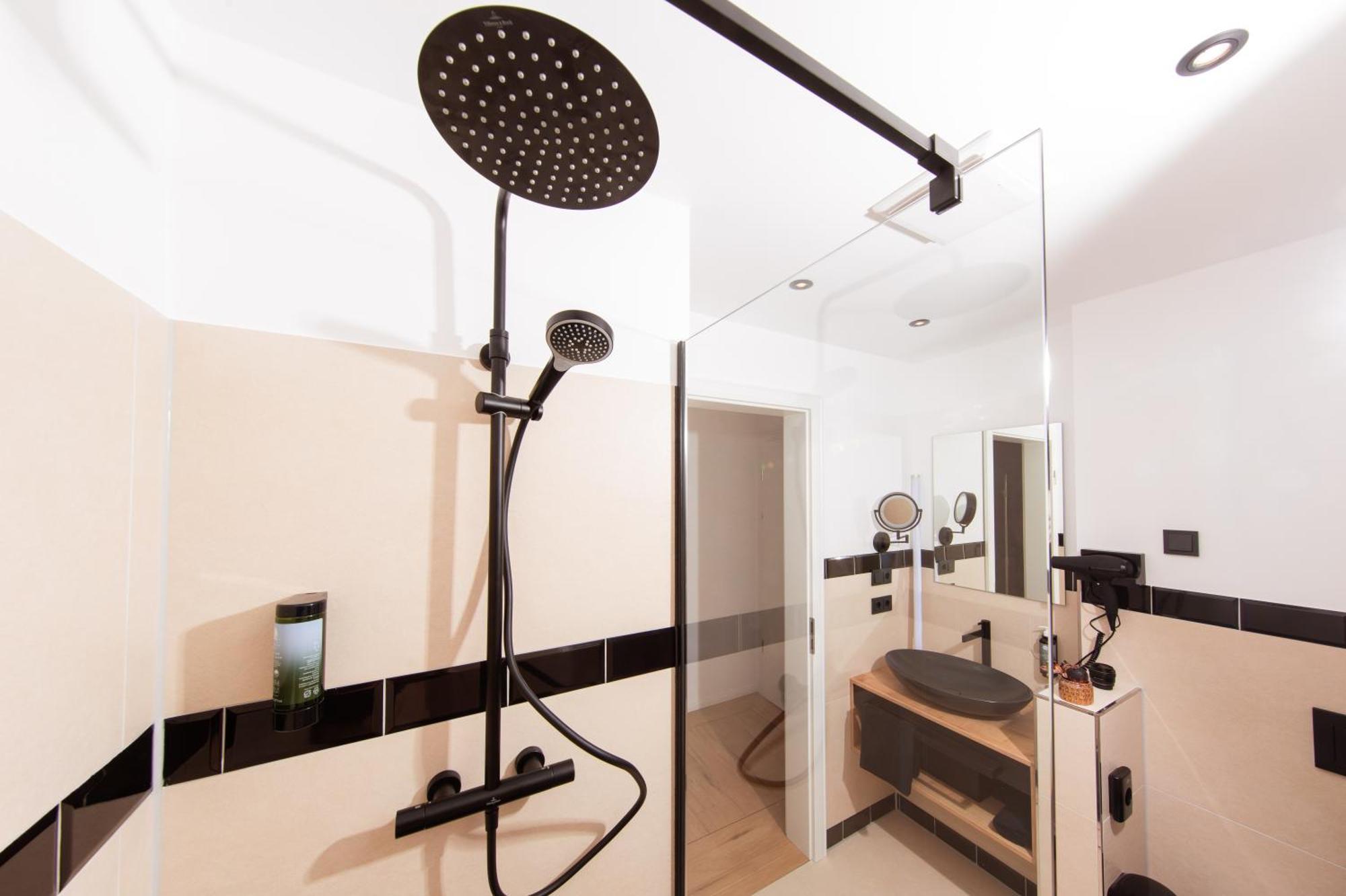 Frida Hotel & Cafe Bassum Ngoại thất bức ảnh